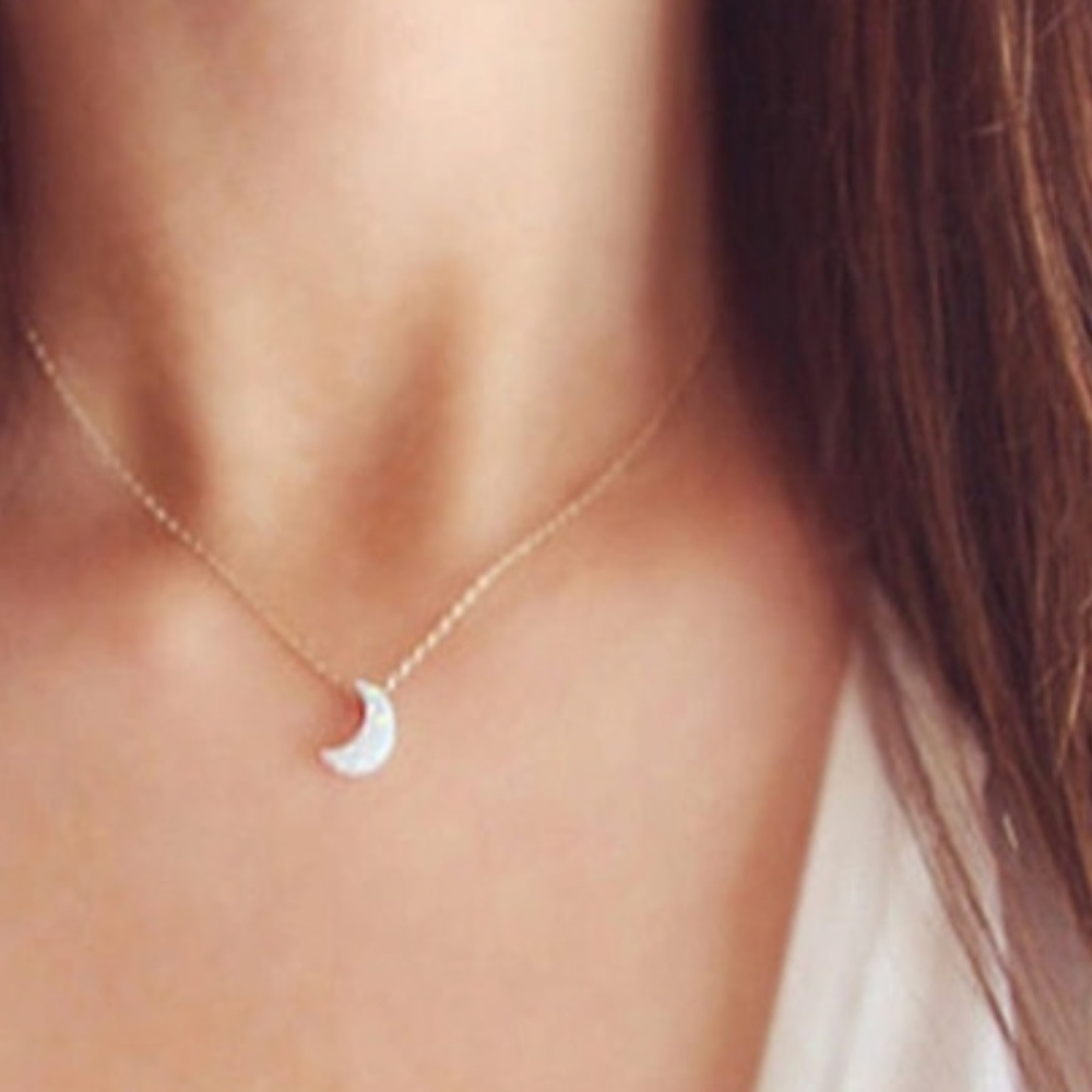 🌿 Dainty Minimalist Crescent Moon Necklace